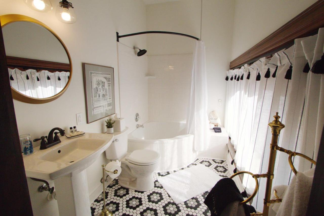 Louisville Bourbon Inn Bagian luar foto