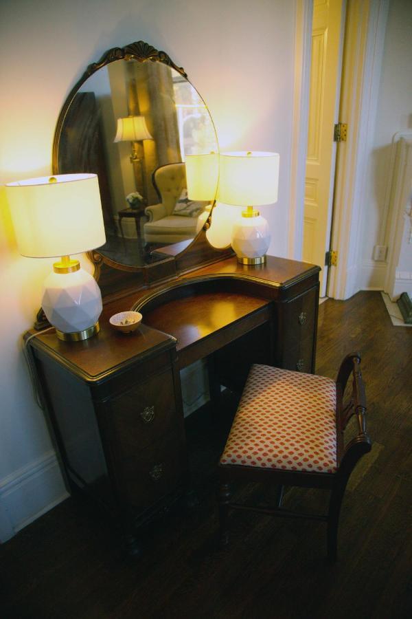 Louisville Bourbon Inn Bagian luar foto