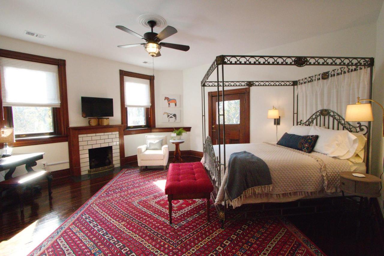 Louisville Bourbon Inn Bagian luar foto